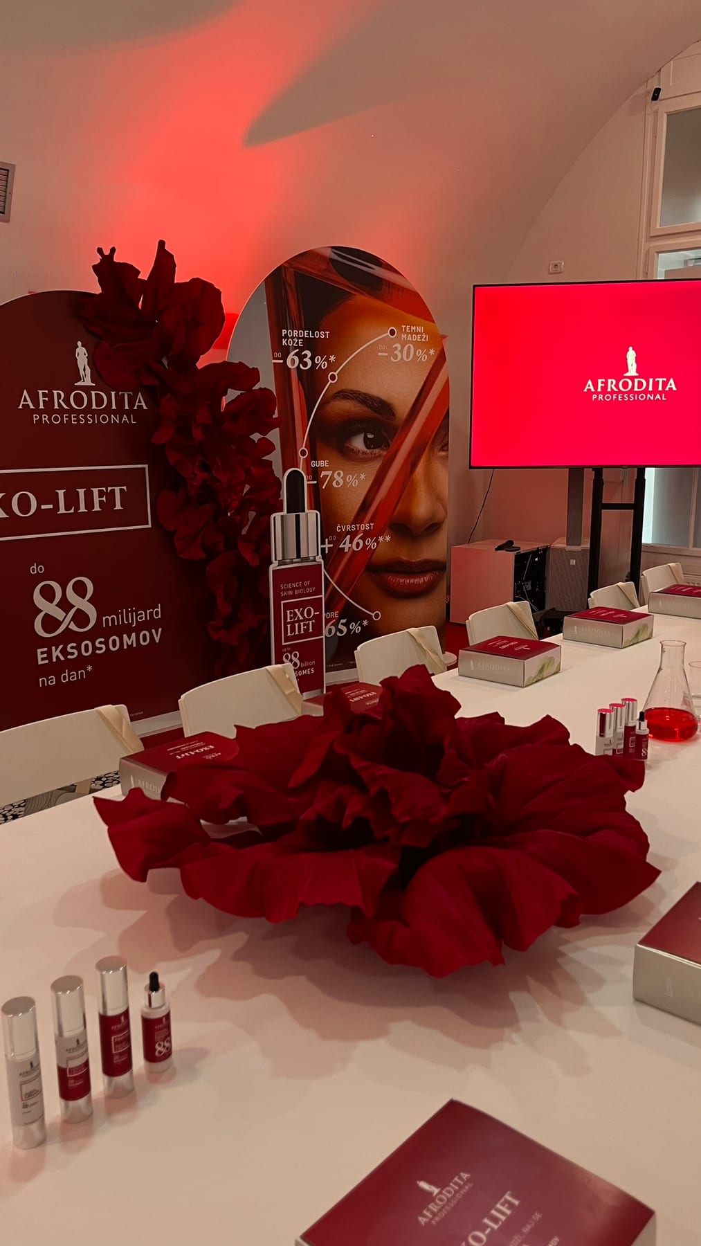 Stekleničke EXO-LIFT in cvetlični aranžma na predstavitvi Afrodita Professional v 369 Place Ljubljana