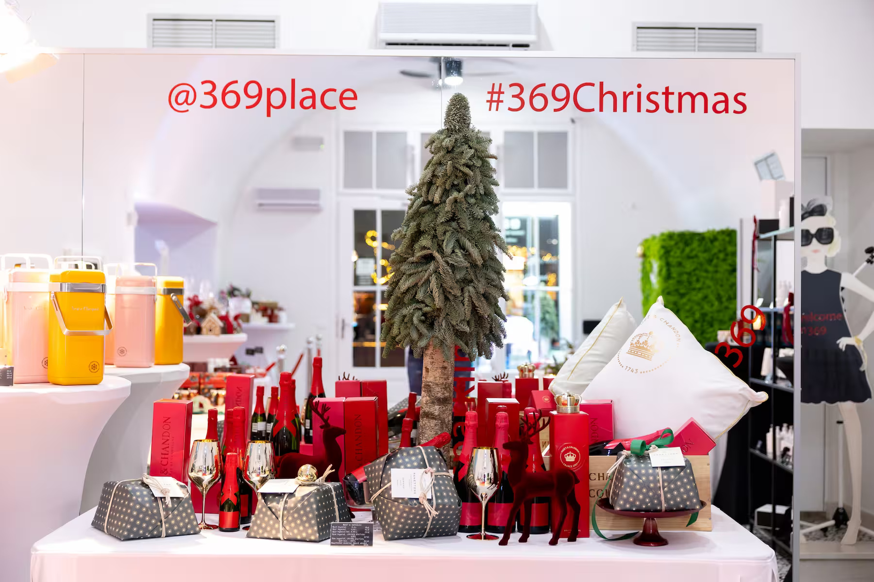 Pop-up aktivacija — branded izdelki na razstavnih mizah, 369 Place Ljubljana