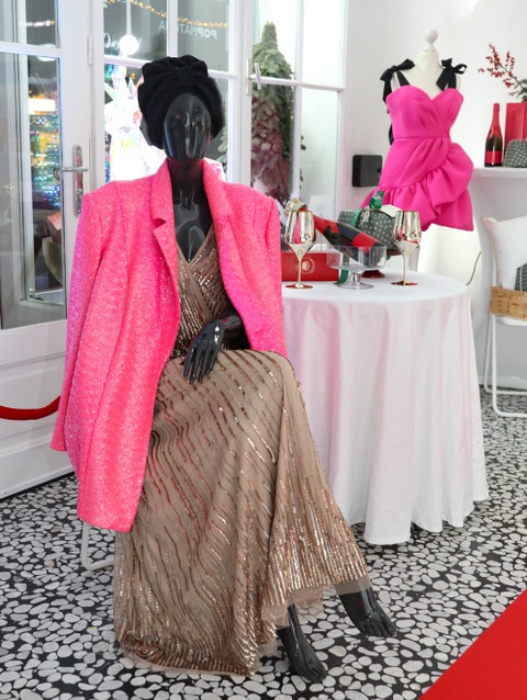 Pop-up aktivacija — modni detajl, mannequin z roza blazerjem in zlato obleko, 369 Place Ljubljana