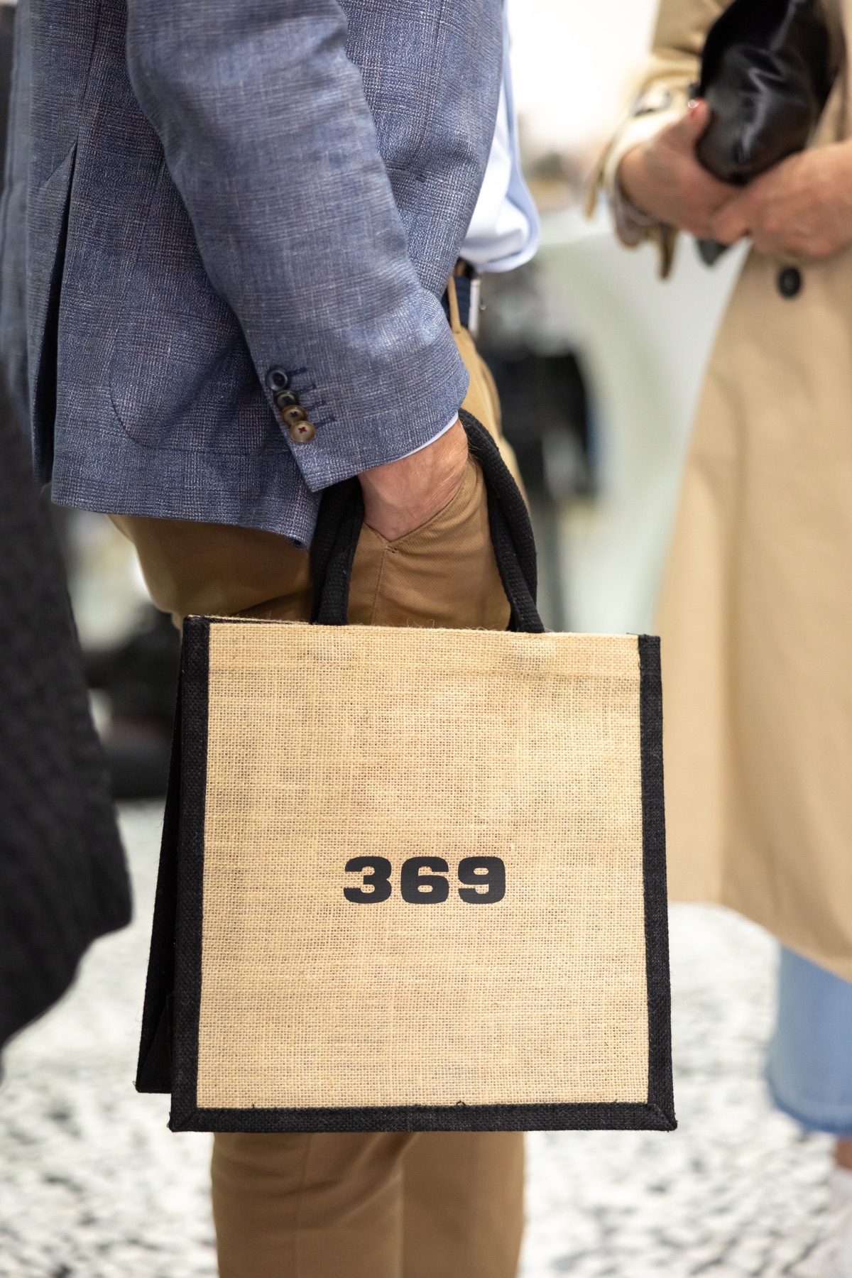 369 Place Ljubljana — brandirana darilna vrečka 369 v rokah gosta na dogodku