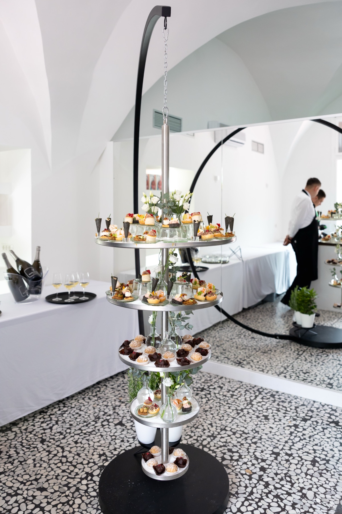 Catering postavitev — etažni stolp s prigrizki pod vaultanim stropom 369 Place Ljubljana