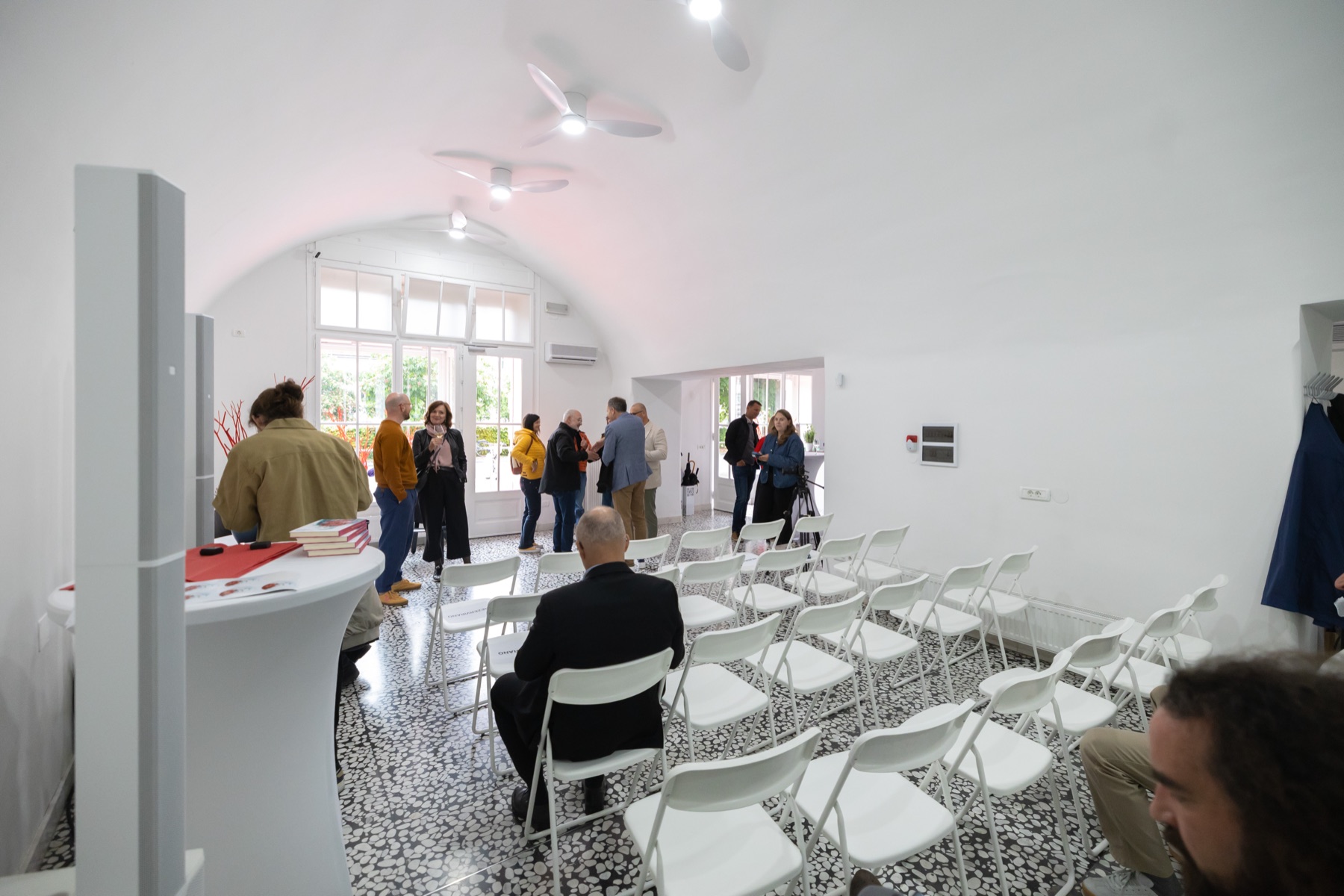 Prostor 369 Place pred začetkom predstavitve knjige — vaultani strop, stoli, naravna svetloba