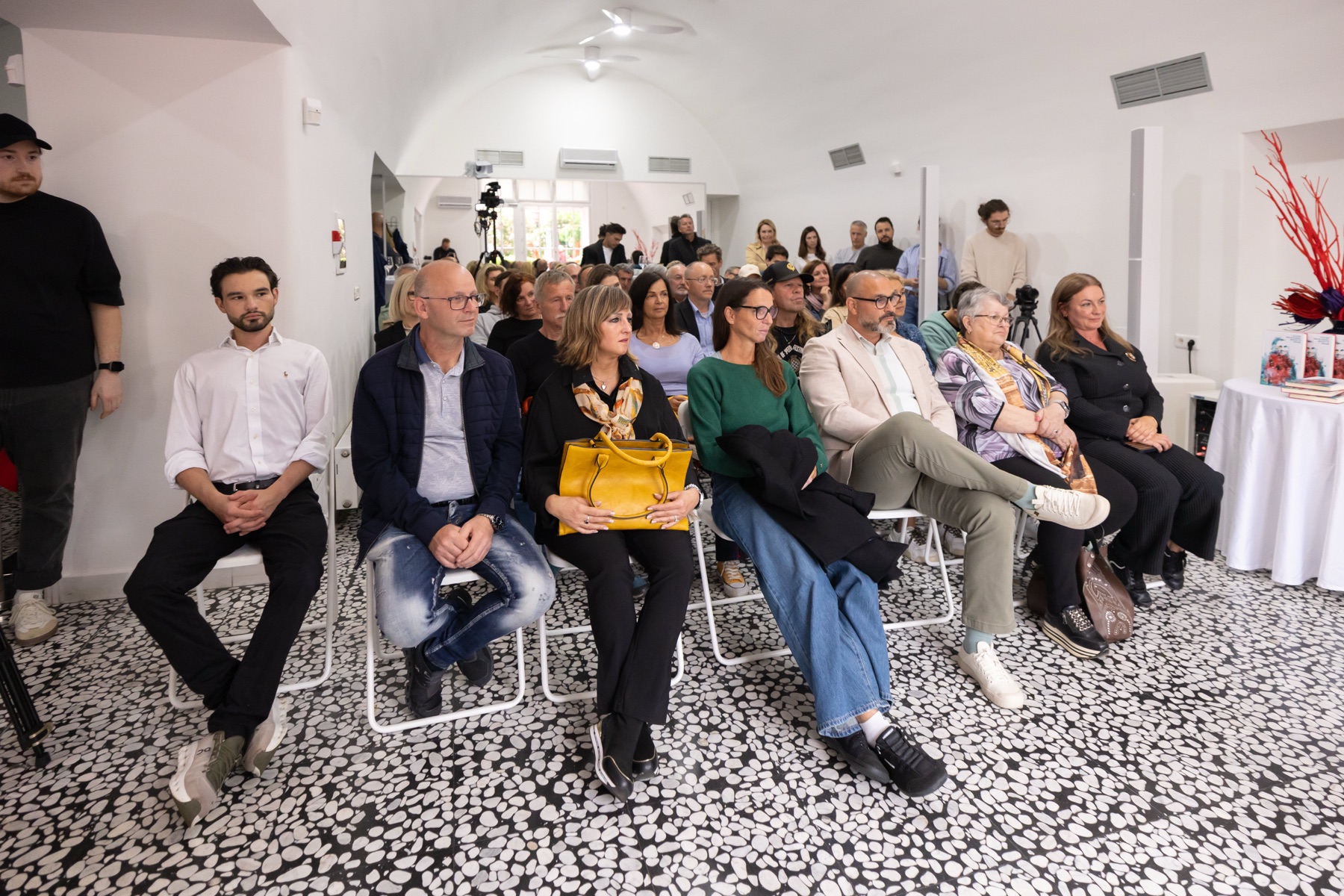 Publika med predstavitvijo knjige Uroša Buha v 369 Place Ljubljana