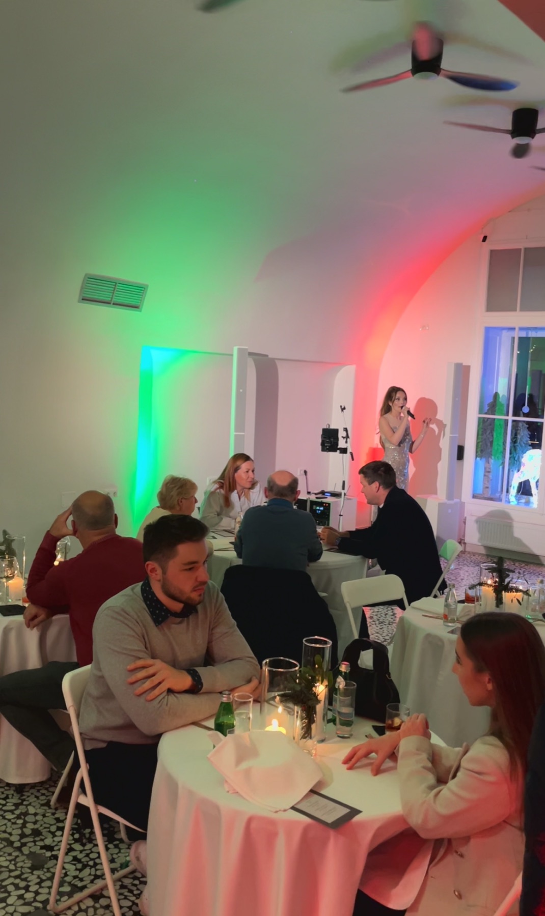 369 Place Ljubljana — Večerja Pangos, gostje in pevka v dvorani