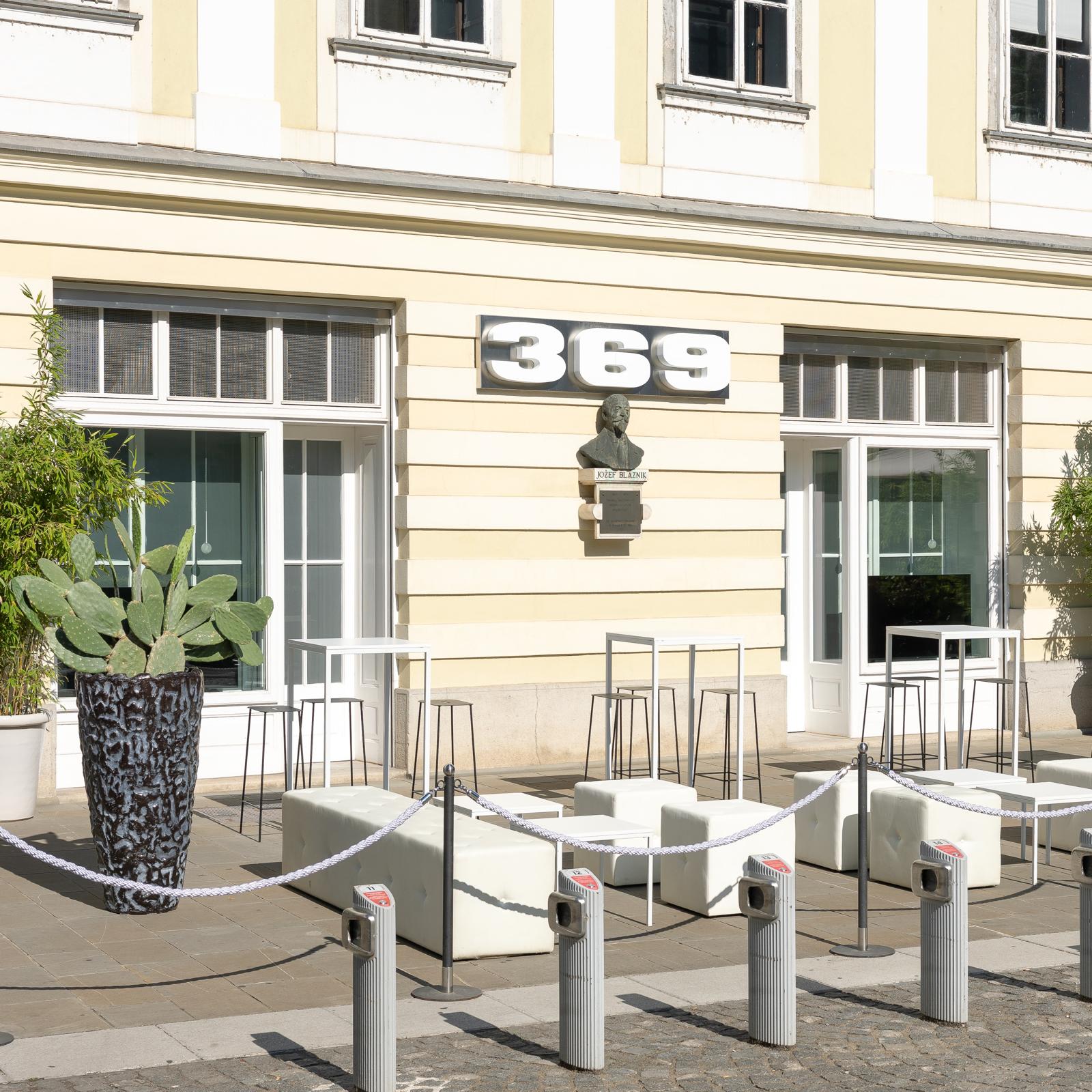 369 Place Ljubljana — vhod z znakom 369