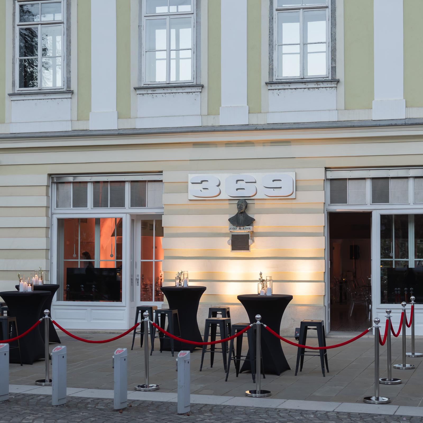 369 Place Ljubljana — zunanjost črne koktajl mize