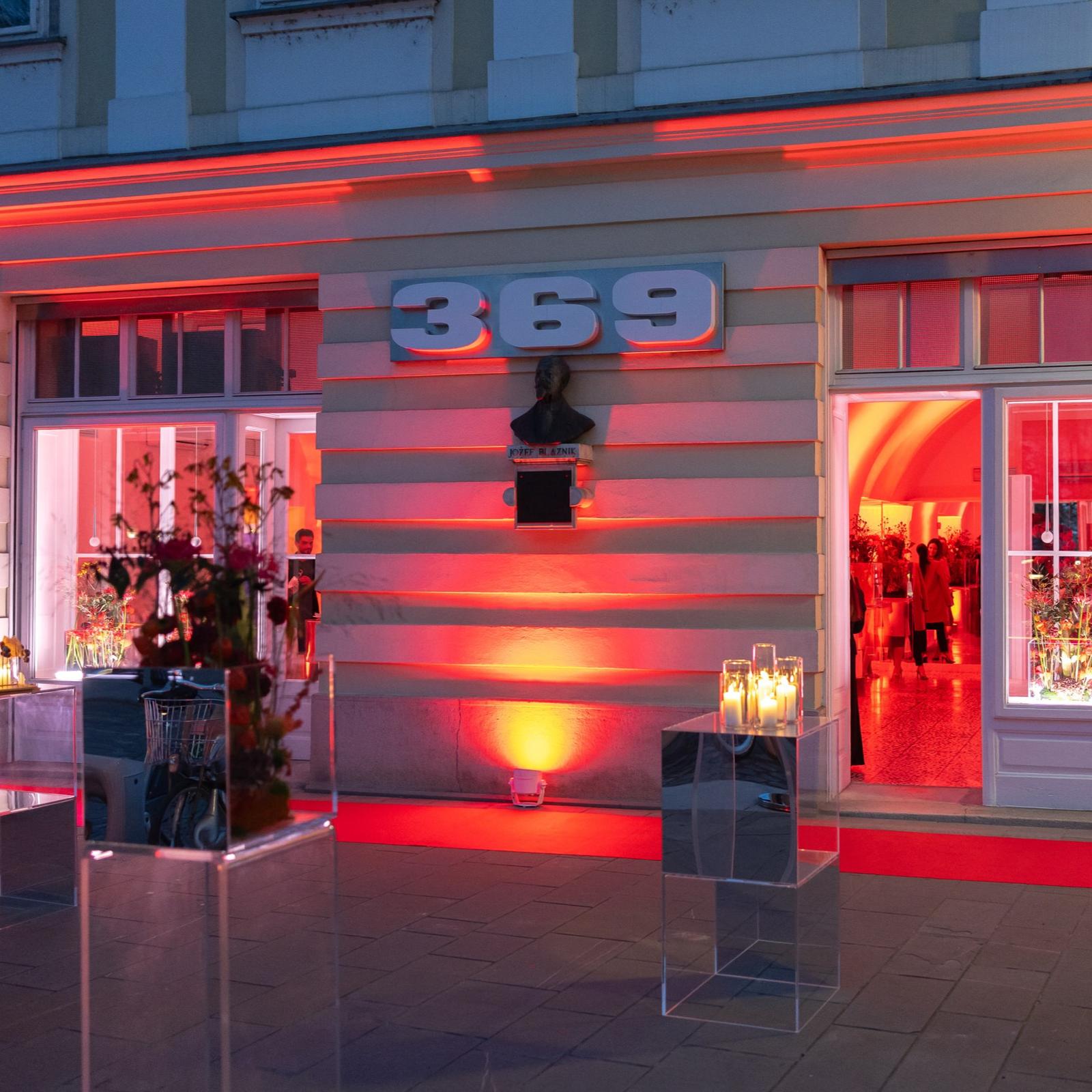 369 Place Ljubljana — fasada zvečer