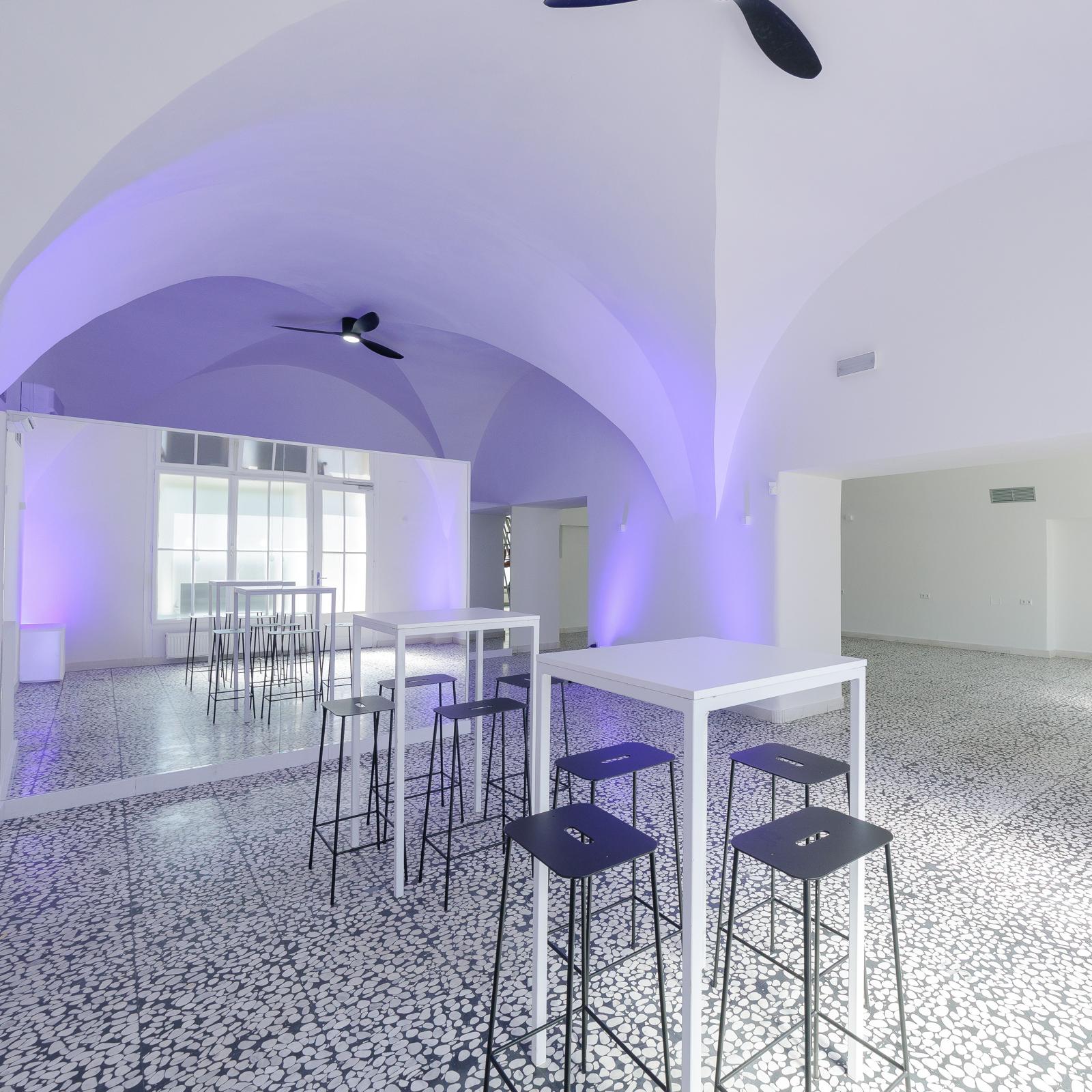 369 Place Ljubljana — notranjost, vaultani strop, ghost stoli, mozaični tlak